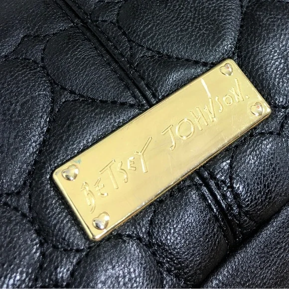 Betsy Johnson Oversized Roomy Quilted Heart Handbag Purse Crossbody Black Cream - Picture 7 of 15